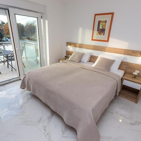 Apartmani Villa Paulo Starigrad Paklenica Exteriör bild