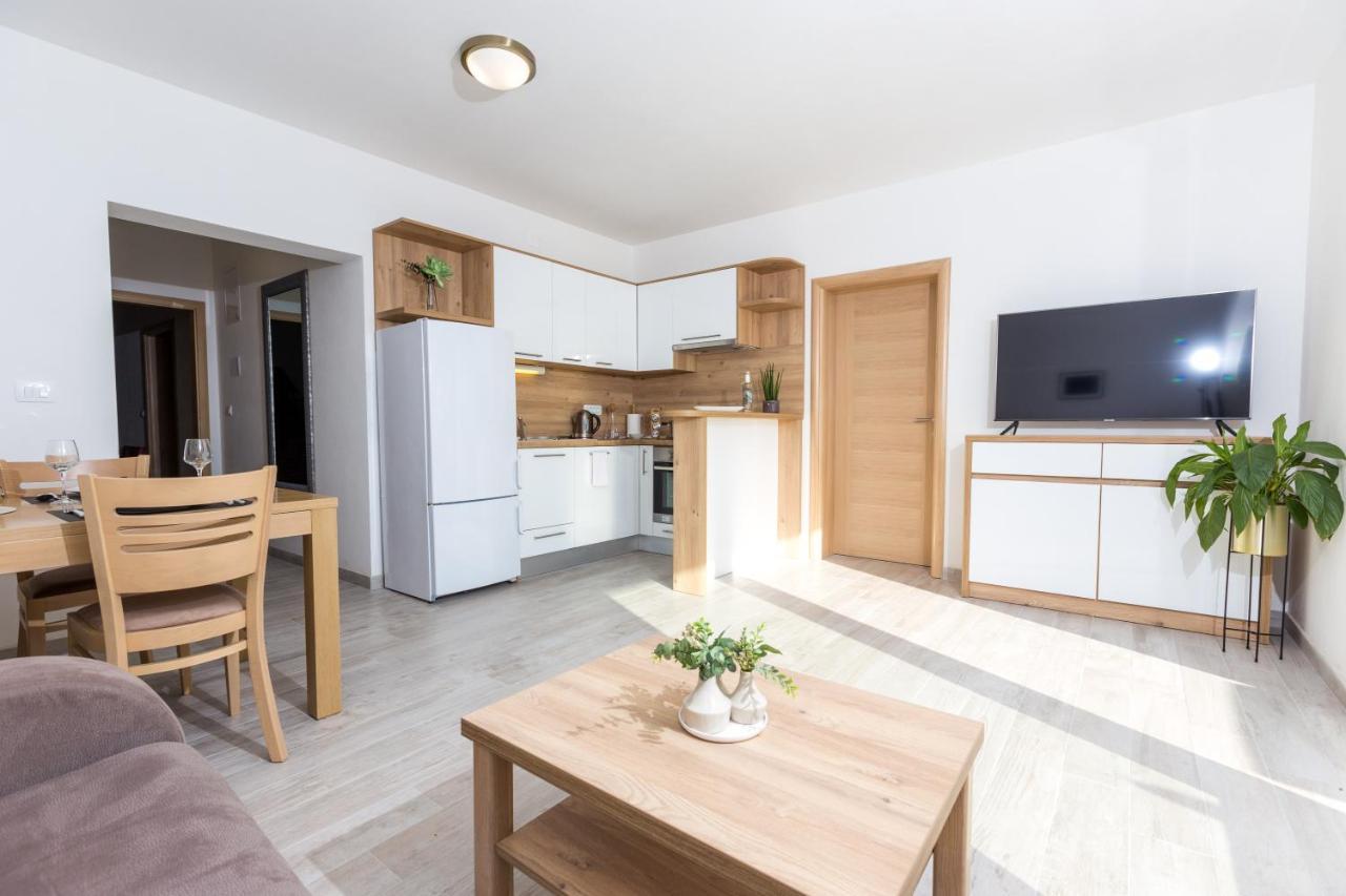 Apartmani Villa Paulo Starigrad Paklenica Exteriör bild