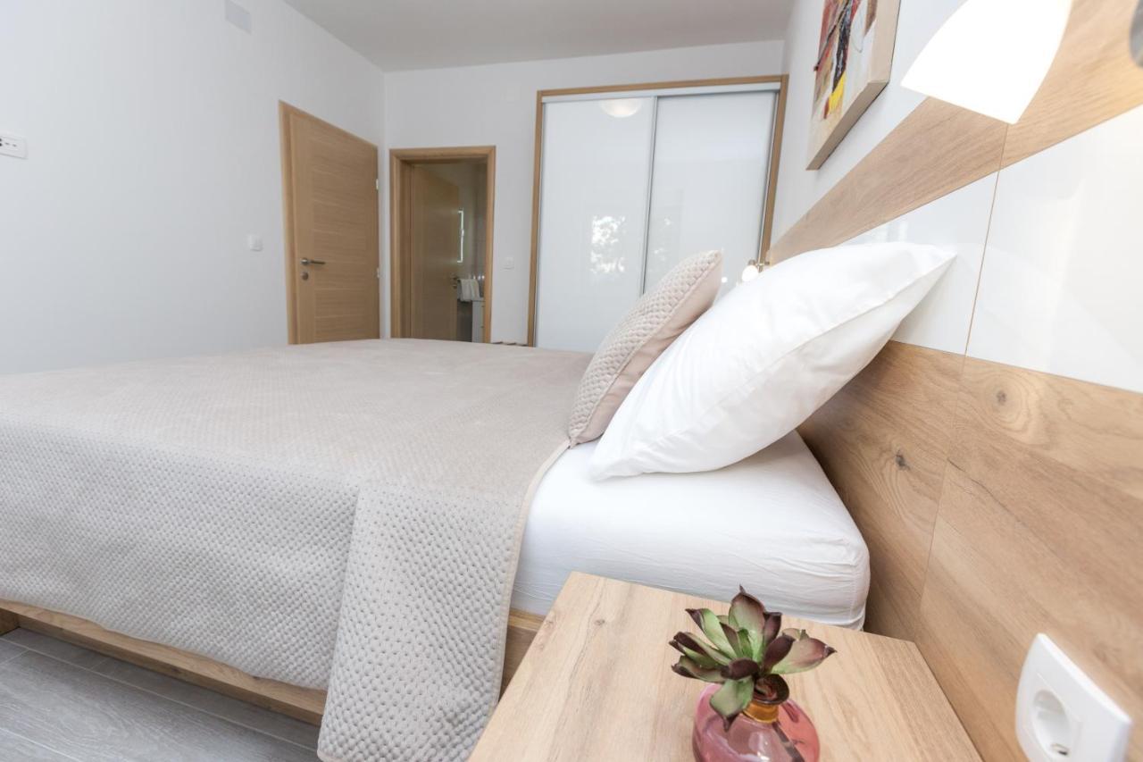 Apartmani Villa Paulo Starigrad Paklenica Exteriör bild